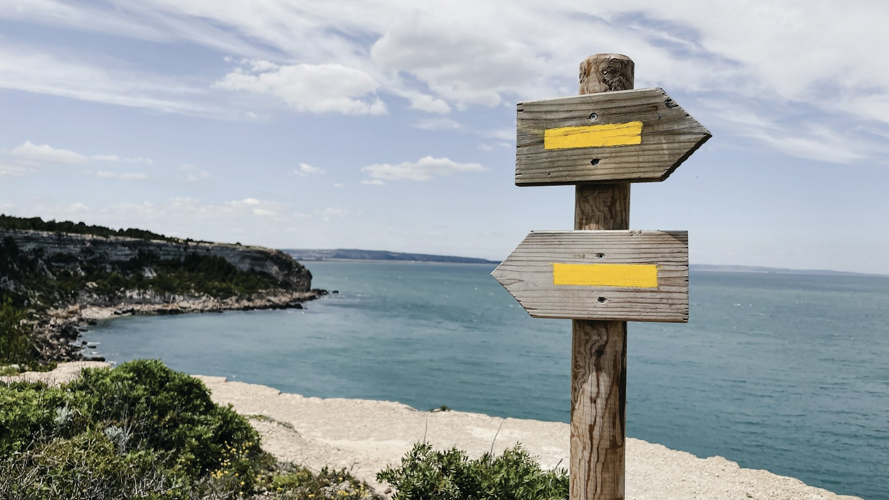 A wooden sign pointing in two different directions